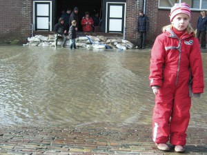 Hoogwater, zandzakken voor de deur